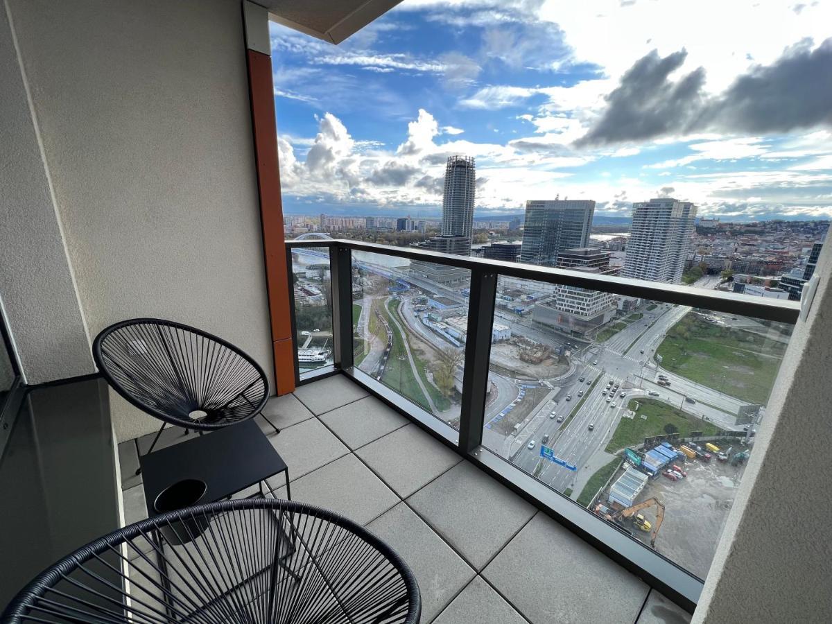 New Downtown Apartment Couple Minute From The Old Town براتسيلافا المظهر الخارجي الصورة