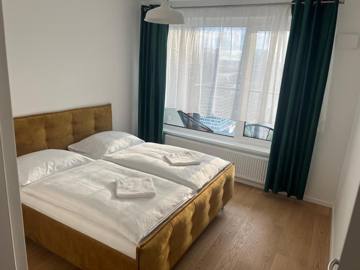 New Downtown Apartment Couple Minute From The Old Town براتسيلافا المظهر الخارجي الصورة