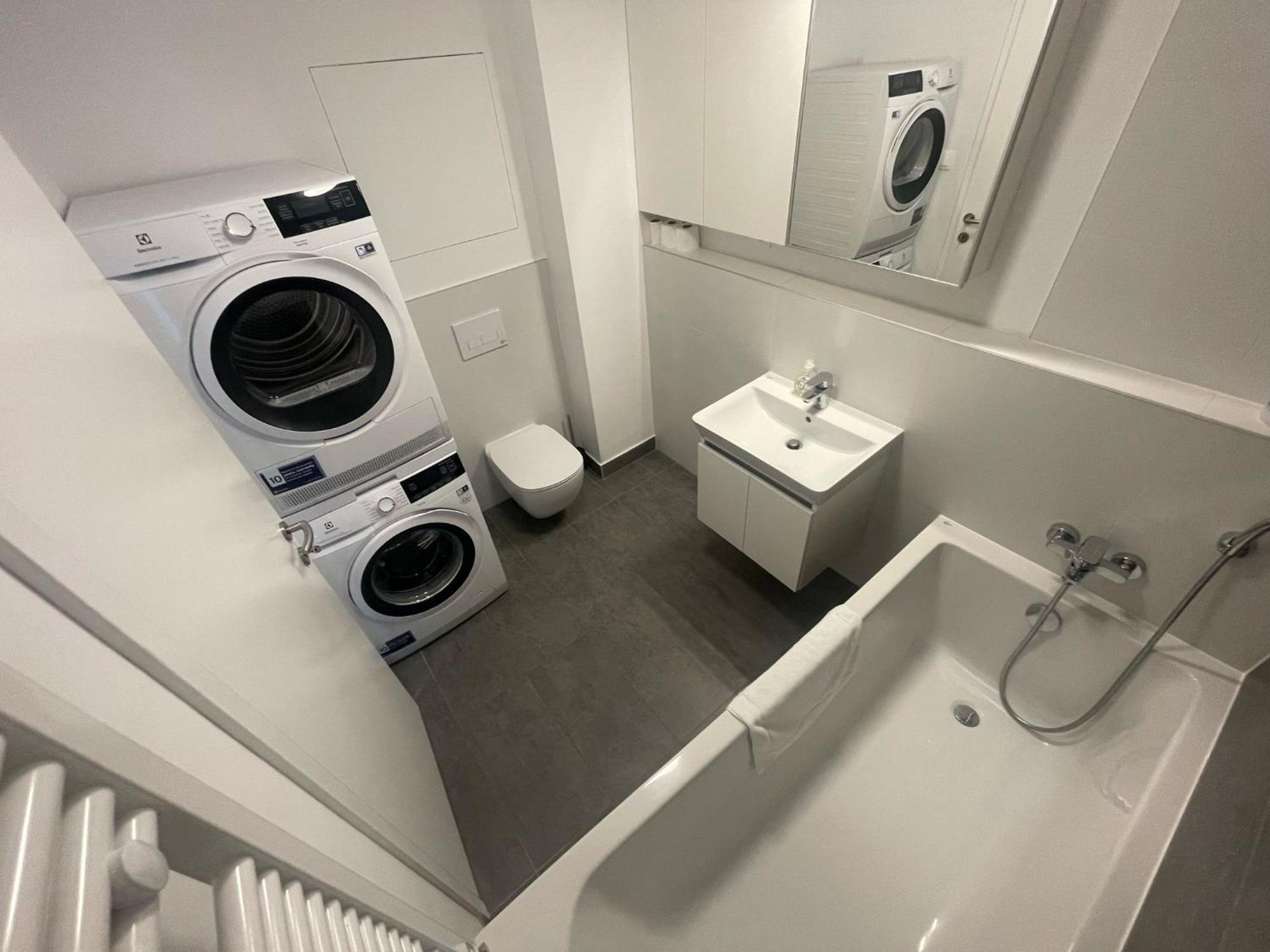 New Downtown Apartment Couple Minute From The Old Town براتسيلافا المظهر الخارجي الصورة