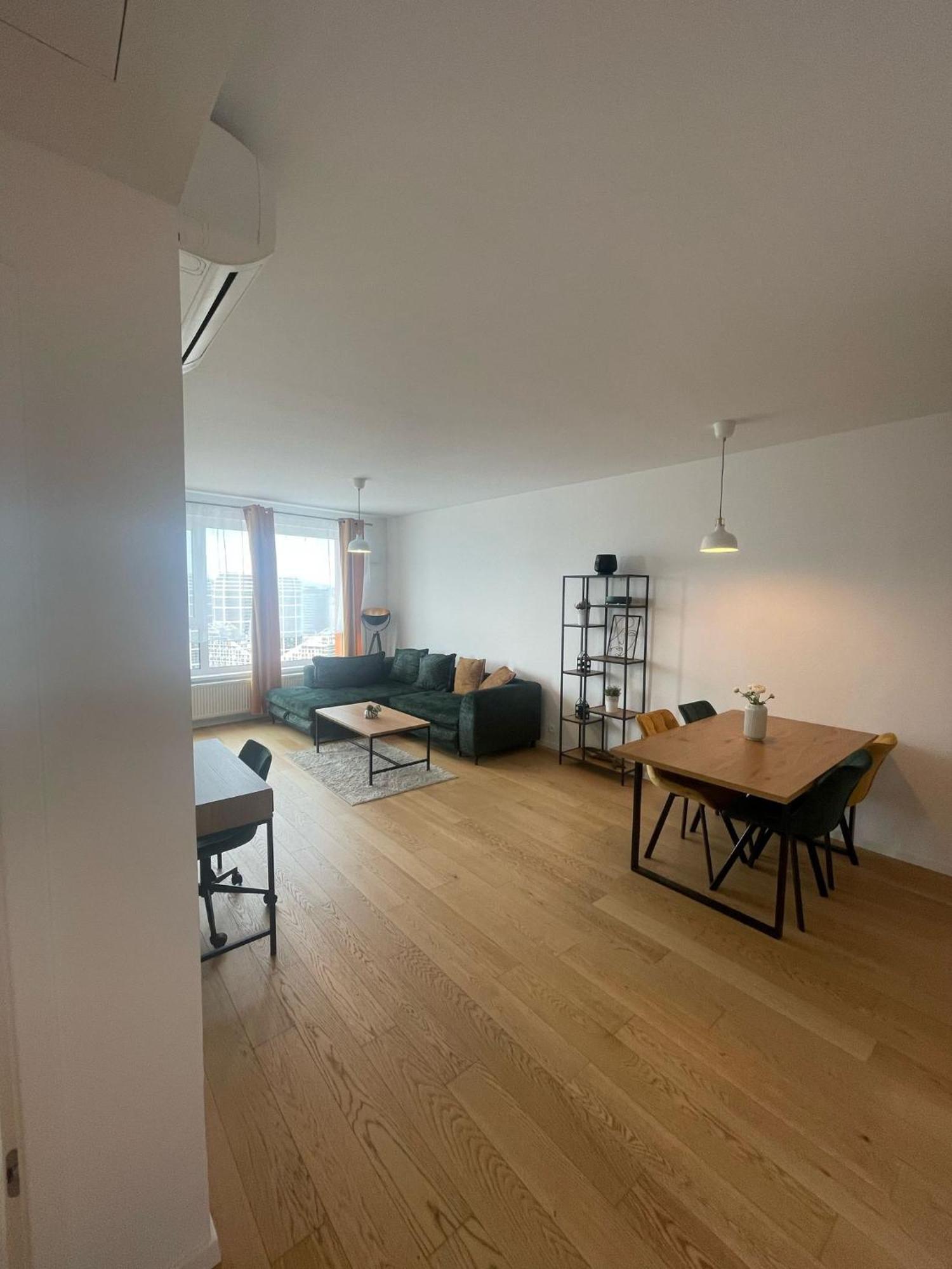 New Downtown Apartment Couple Minute From The Old Town براتسيلافا المظهر الخارجي الصورة