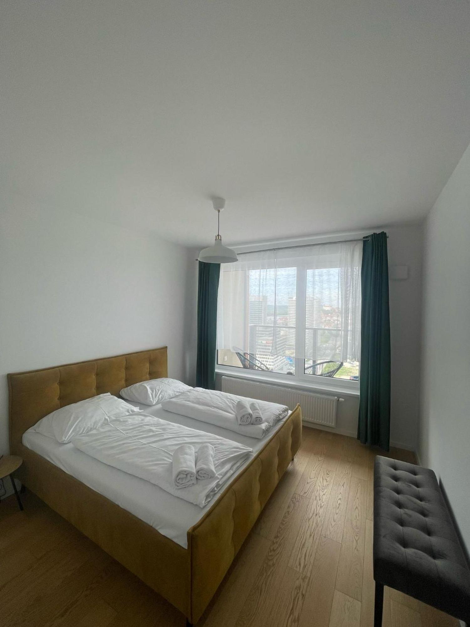 New Downtown Apartment Couple Minute From The Old Town براتسيلافا المظهر الخارجي الصورة