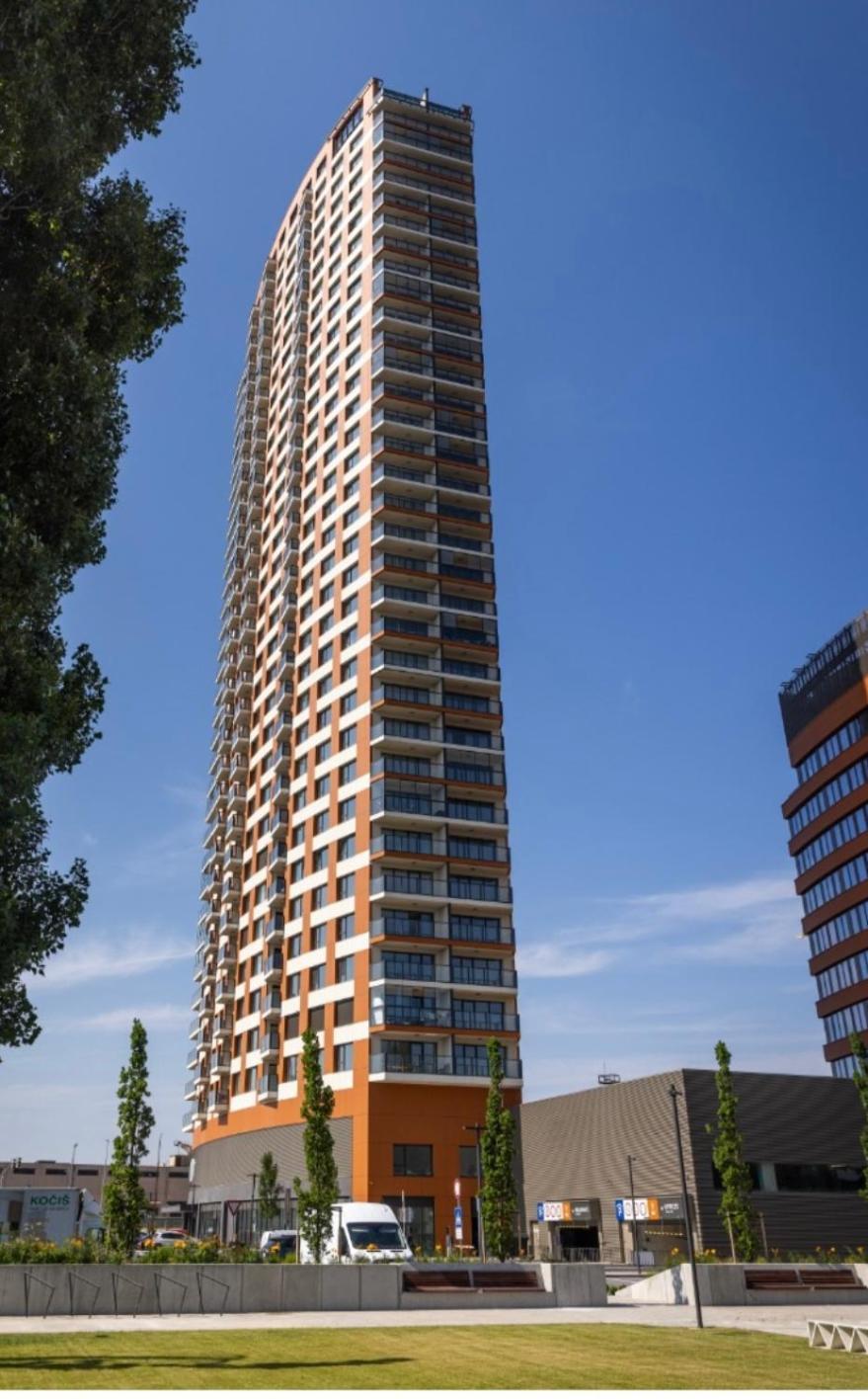 New Downtown Apartment Couple Minute From The Old Town براتسيلافا المظهر الخارجي الصورة